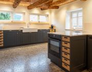 Die Küche: groß und modern