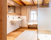 Das Badezimmer: frisch und geräumig